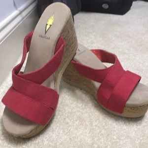 New in box Volatile Snob wedge sandal size 8